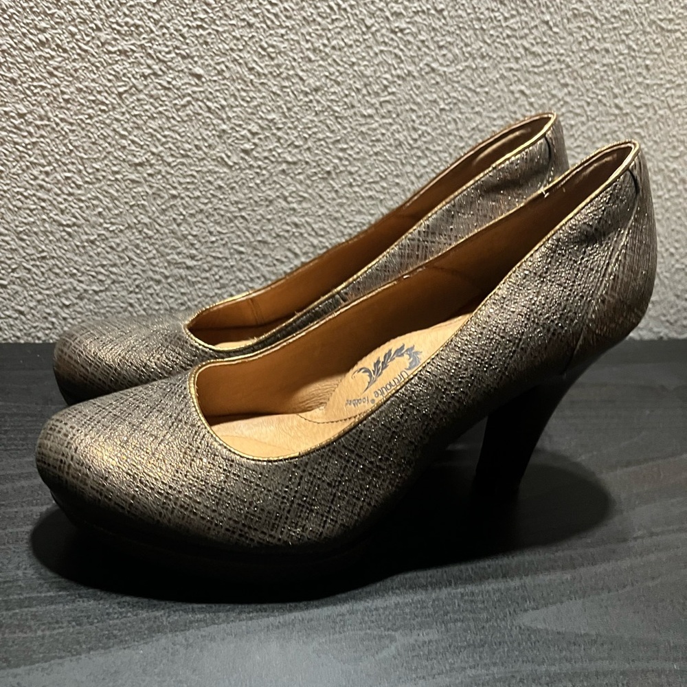 Sofft Women's Heels in Textured Metallic Gold and brown.